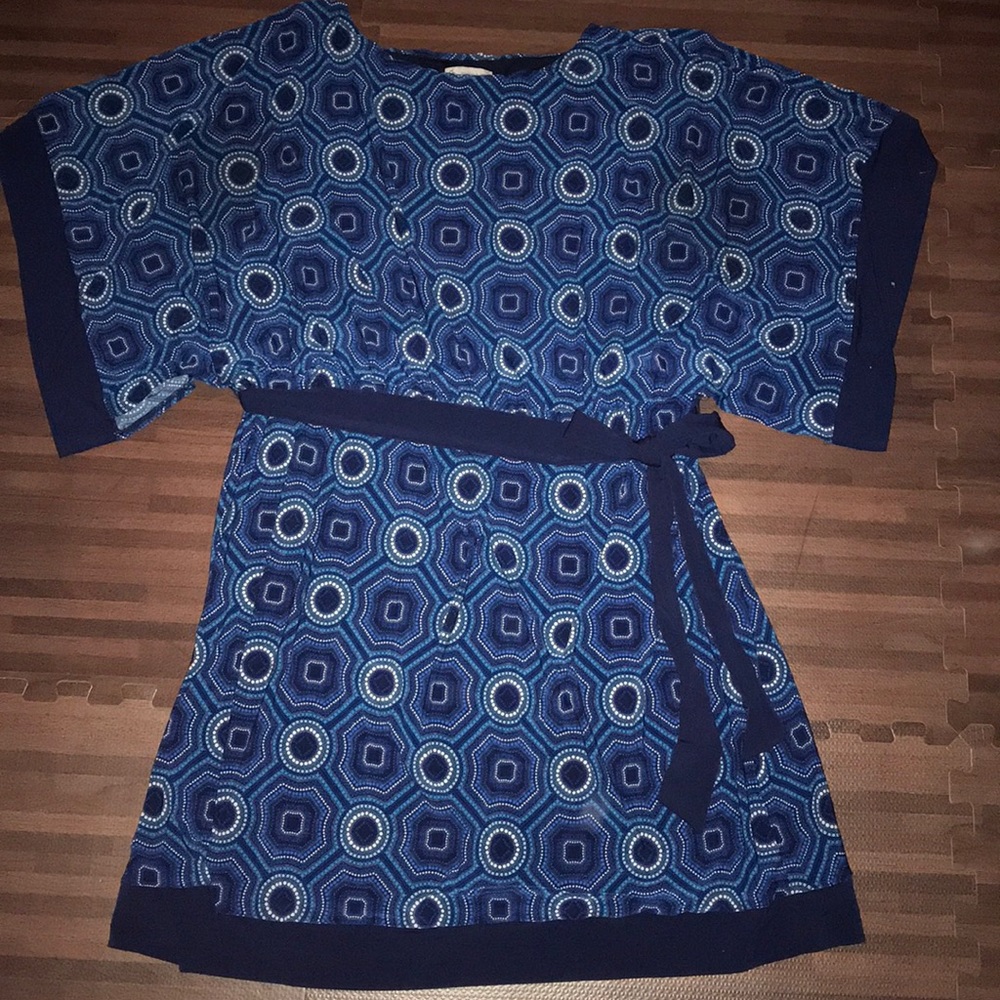 Short flowing sleeve approx. knee length dress.
